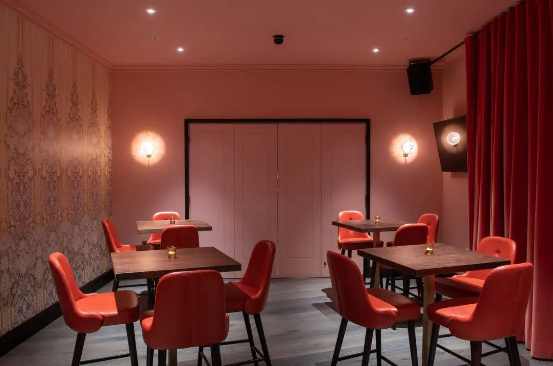 Rose venue inside of Puttshack