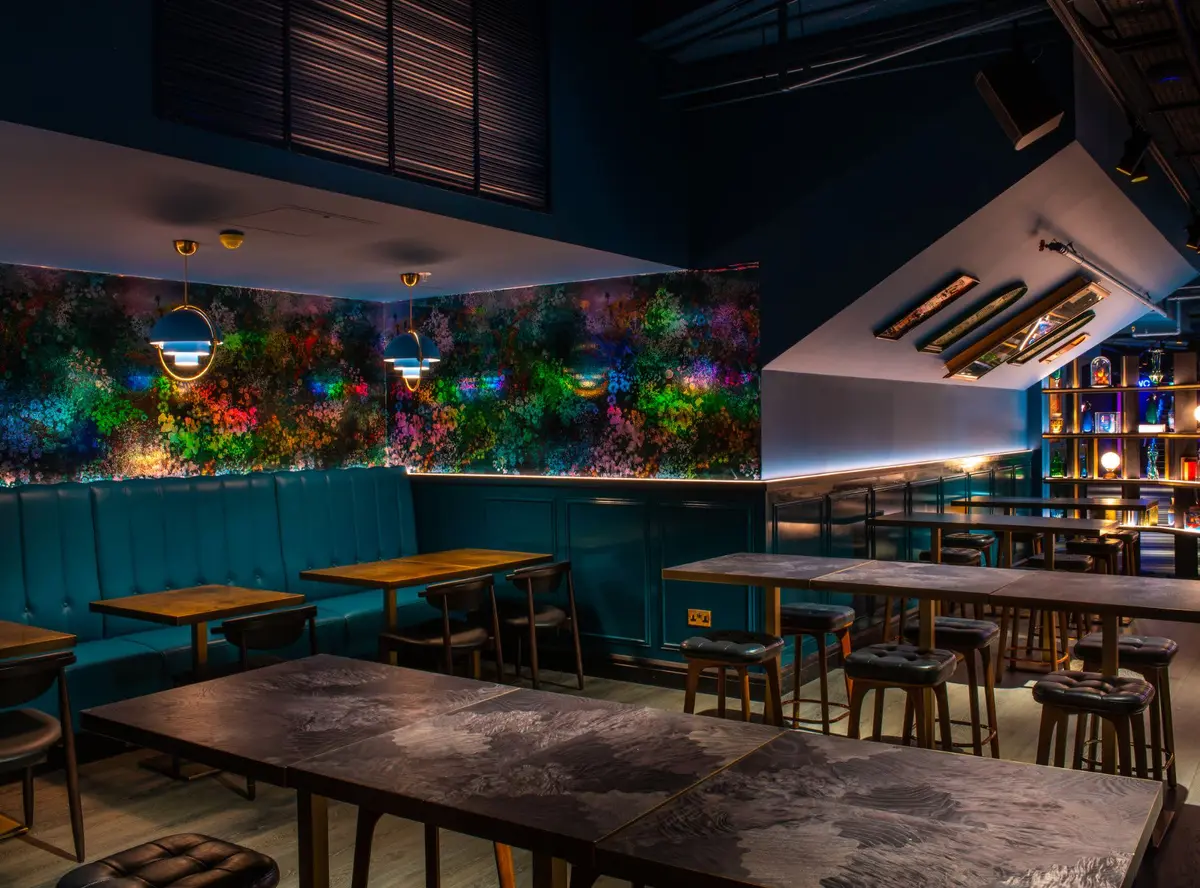 Puttshack Sapphire in Bank